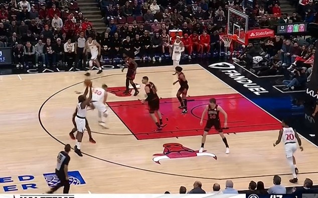 雷竞技APP-梅开二度？哈登侧翼三分出手 再度投出三不沾